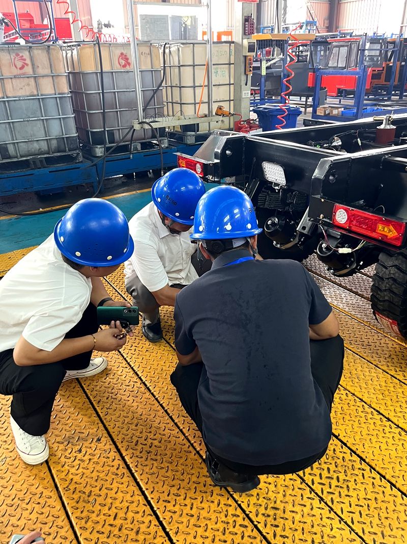 Una delegación del gigante minero malasio visita Beijun Machinery y concreta la compra de camiones mineros sobre orugas de servicio pesado.