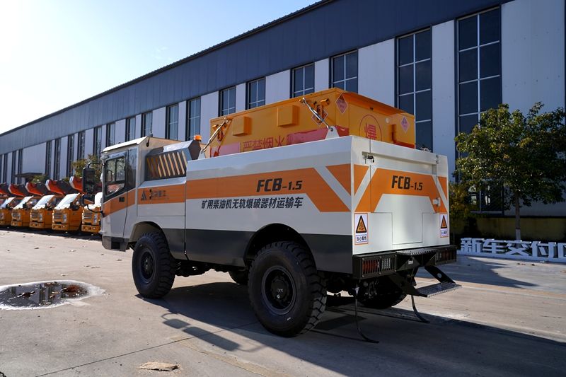 Vehículo minero a prueba de explosiones: comprobación de precintos y lámparas: ausencia de chispas en zonas de gas.