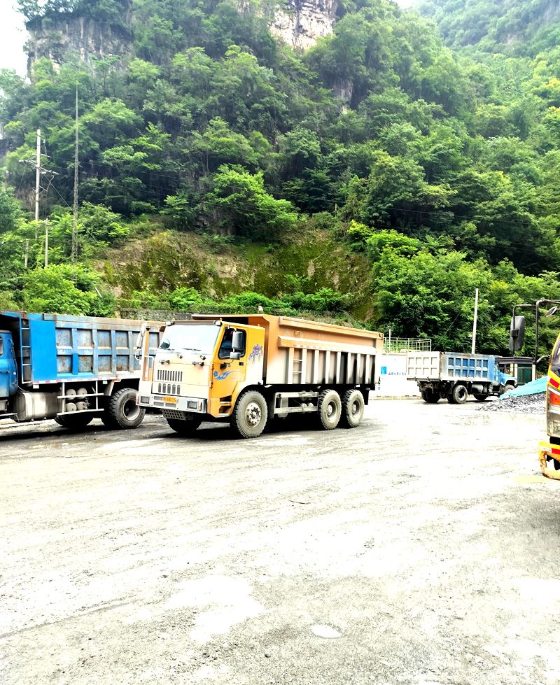 Camión volquete minero de cabeza plana con ruedas de 35 toneladas