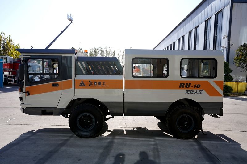 Vehículo de transporte de personal para minas subterráneas Beijun, diseñado para brindar seguridad y rendimiento en entornos mineros hostiles.