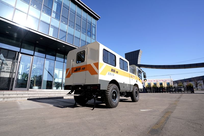 Vehículo de transporte de personal para minas subterráneas Beijun, diseñado para brindar seguridad y rendimiento en entornos mineros hostiles.