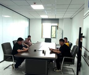 Un cliente mongolo visita una fabbrica di macchinari per l'estrazione mineraria per approfondire la collaborazione