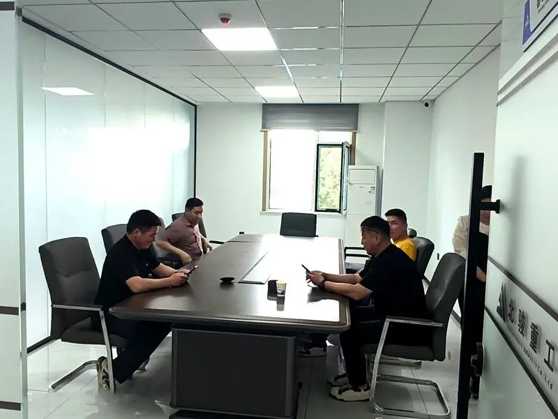 Un cliente mongolo visita una fabbrica di macchinari per l'estrazione mineraria per approfondire la collaborazione Un cliente mongolo visita una fabbrica di macchinari per l'estrazione mineraria per approfondire la collaborazione