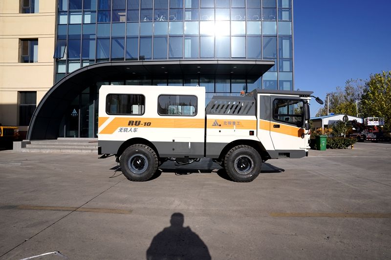 Vehículo de transporte de personal para minas subterráneas Beijun, diseñado para brindar seguridad y rendimiento en entornos mineros hostiles.