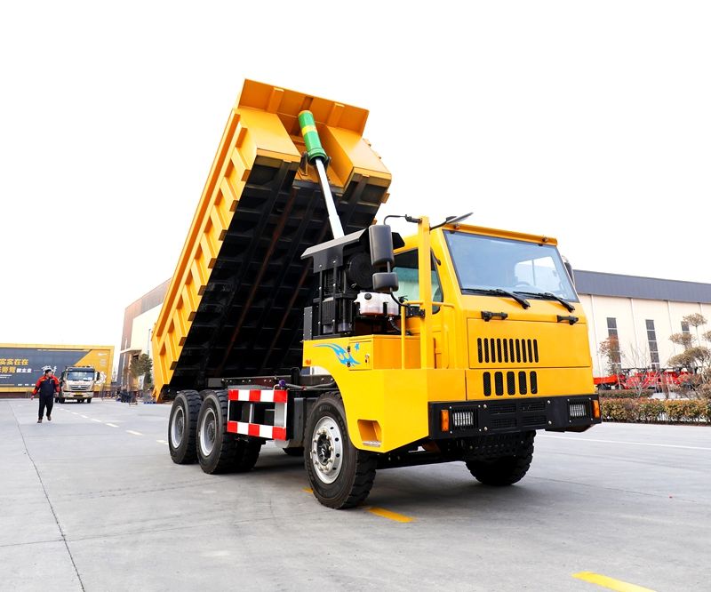 Comparación entre eficiencia y seguridad: Camiones mineros de punta plana y de punta larga en operaciones subterráneas