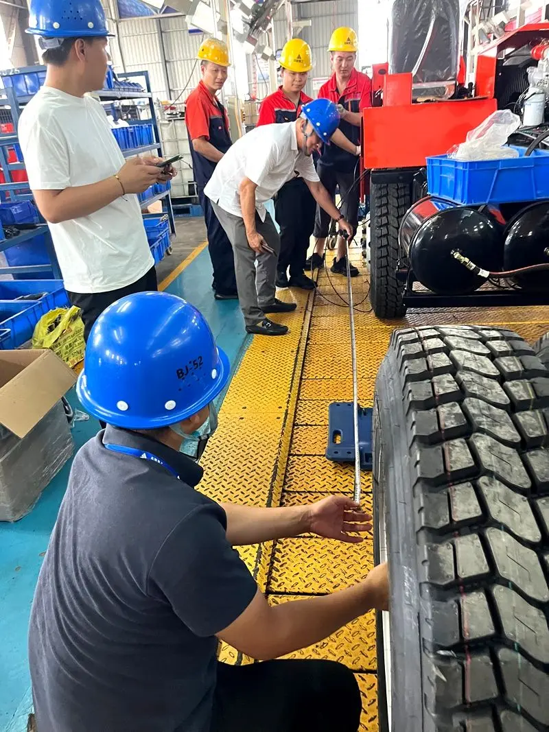 मलेशियाई खनन दिग्गज के प्रतिनिधिमंडल ने बेइजुन मशीनरी का दौरा किया, भारी शुल्क वाले क्रॉलर खनन ट्रकों के लिए खरीद आदेश को अंतिम रूप दिया