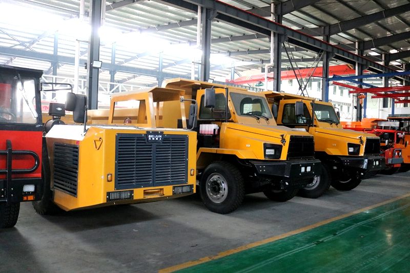 Comparación entre eficiencia y seguridad: Camiones mineros de punta plana y de punta larga en operaciones subterráneas