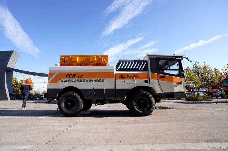 भूमिगत खदान विस्फोट सामग्री परिवहन वाहन: खतरनाक भारों के लिए डीजल-चालित ट्रैक रहित ढुलाई वाहन भूमिगत खदान विस्फोट सामग्री परिवहन वाहन: खतरनाक भारों के लिए डीजल-चालित ट्रैक रहित ढुलाई वाहन