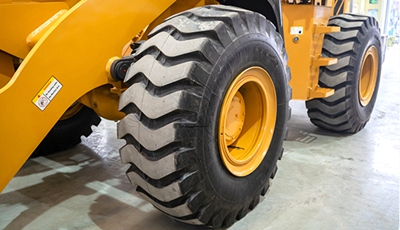 Колесный погрузчик среднего размера