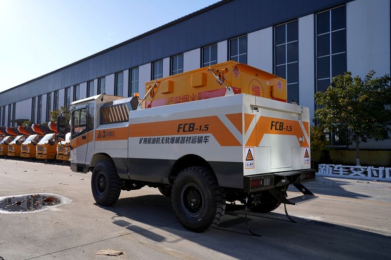 भूमिगत खदान विस्फोट सामग्री परिवहन वाहन: खतरनाक भारों के लिए डीजल-चालित ट्रैक रहित ढुलाई वाहन भूमिगत खदान विस्फोट सामग्री परिवहन वाहन: खतरनाक भारों के लिए डीजल-चालित ट्रैक रहित ढुलाई वाहन