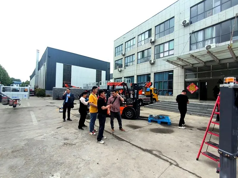 Un cliente mongolo visita una fabbrica di macchinari per l'estrazione mineraria per approfondire la collaborazione Un cliente mongolo visita una fabbrica di macchinari per l'estrazione mineraria per approfondire la collaborazione