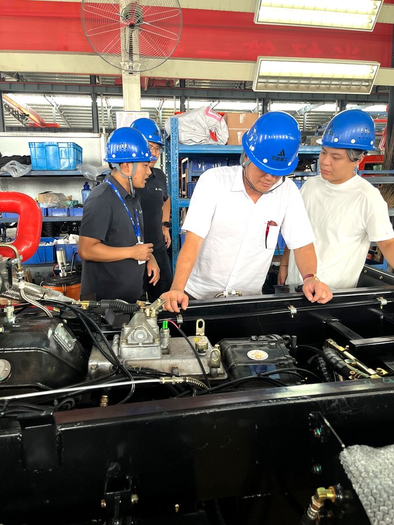 Una delegación del gigante minero malasio visita Beijun Machinery y concreta la compra de camiones mineros sobre orugas de servicio pesado.