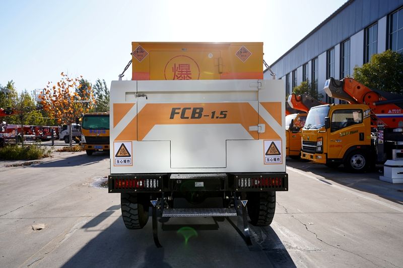 Vehículo minero a prueba de explosiones: comprobación de precintos y lámparas: ausencia de chispas en zonas de gas.