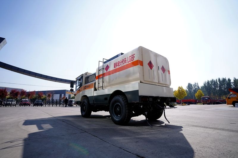 Прорыв в области безрельсового горнодобывающего оборудования: новый безрельсовый транспортер дизельного топлива оптимизирует логистику в подземных горных работах. Прорыв в области безрельсового горнодобывающего оборудования: новый безрельсовый транспортер дизельного топлива оптимизирует логистику в подземных горных работах.