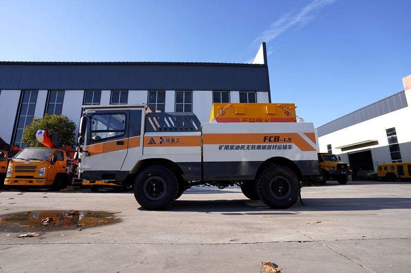 भूमिगत खदान विस्फोट सामग्री परिवहन वाहन: खतरनाक भारों के लिए डीजल-चालित ट्रैक रहित ढुलाई वाहन भूमिगत खदान विस्फोट सामग्री परिवहन वाहन: खतरनाक भारों के लिए डीजल-चालित ट्रैक रहित ढुलाई वाहन