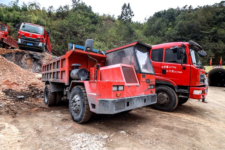 Autocarri con cassone ribaltabile per miniere a ruote