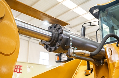 Колесный погрузчик среднего размера