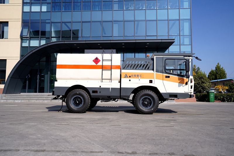 Прорыв в области безрельсового горнодобывающего оборудования: новый безрельсовый транспортер дизельного топлива оптимизирует логистику в подземных горных работах. Прорыв в области безрельсового горнодобывающего оборудования: новый безрельсовый транспортер дизельного топлива оптимизирует логистику в подземных горных работах.