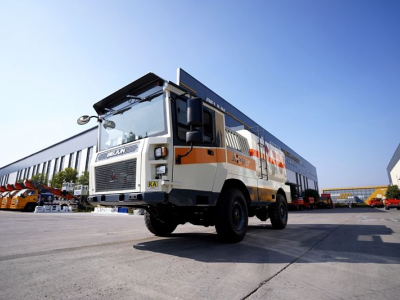 Innovazione nelle attrezzature minerarie senza cingoli: un nuovo veicolo per il trasporto di carburante diesel senza cingoli ottimizza la logistica nelle operazioni minerarie sotterranee