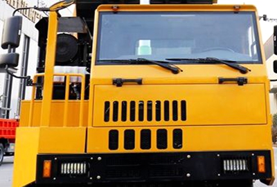 Карьерный самосвал с плоским носом