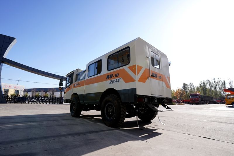 Vehículo de transporte de personal para minas subterráneas Beijun, diseñado para brindar seguridad y rendimiento en entornos mineros hostiles.