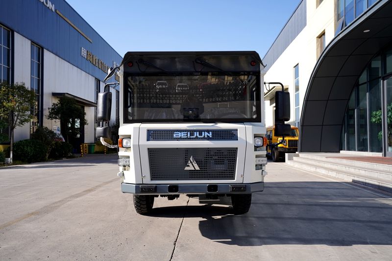 Vehículo de transporte de personal para minas subterráneas Beijun, diseñado para brindar seguridad y rendimiento en entornos mineros hostiles.